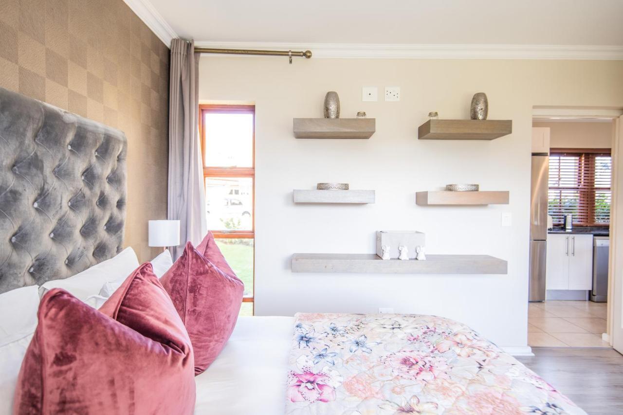 Appartamento Six Whale Rock Gardens With Back Up Power For Load Shedding Plettenberg Bay Esterno foto