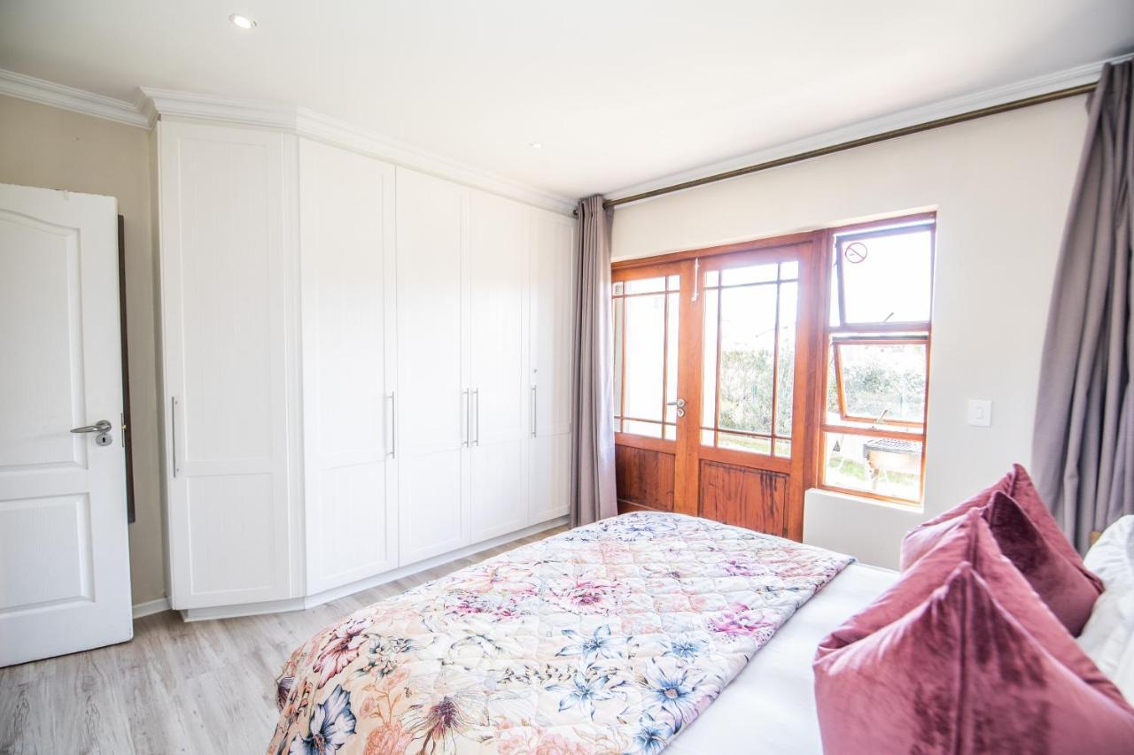 Appartamento Six Whale Rock Gardens With Back Up Power For Load Shedding Plettenberg Bay Esterno foto